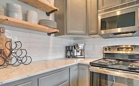 Chic Chelan Condo With Balcony, Walk To Lake And Dtwn!