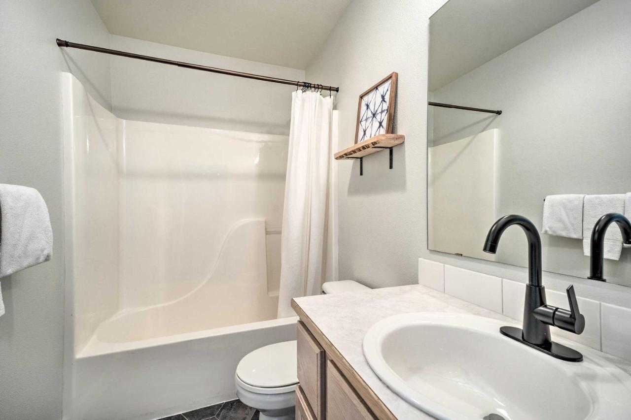 Chic Chelan Condo With Balcony, Walk To Lake And Dtwn! Exterior photo